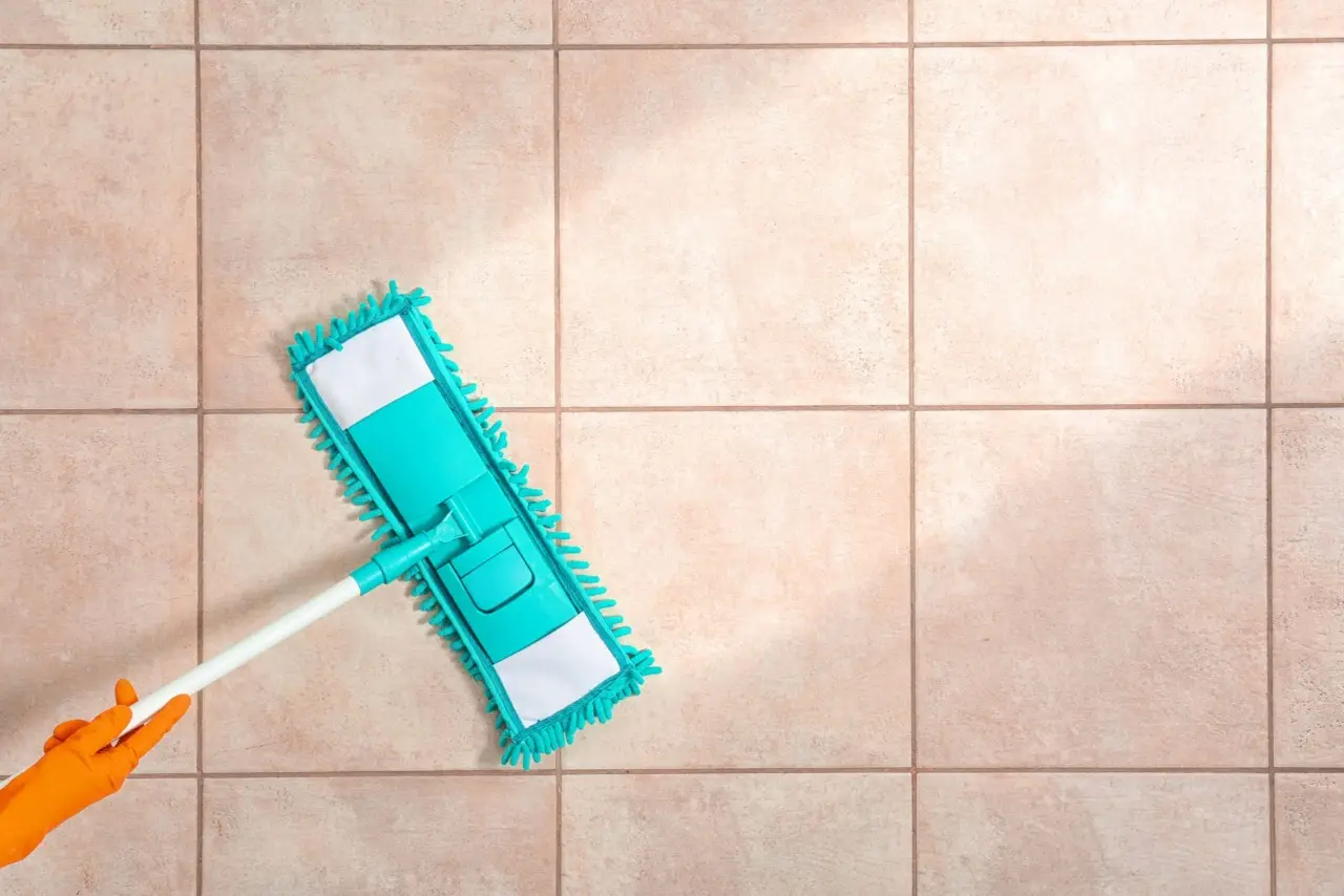 Il segreto per far brillare i pavimenti in ceramica