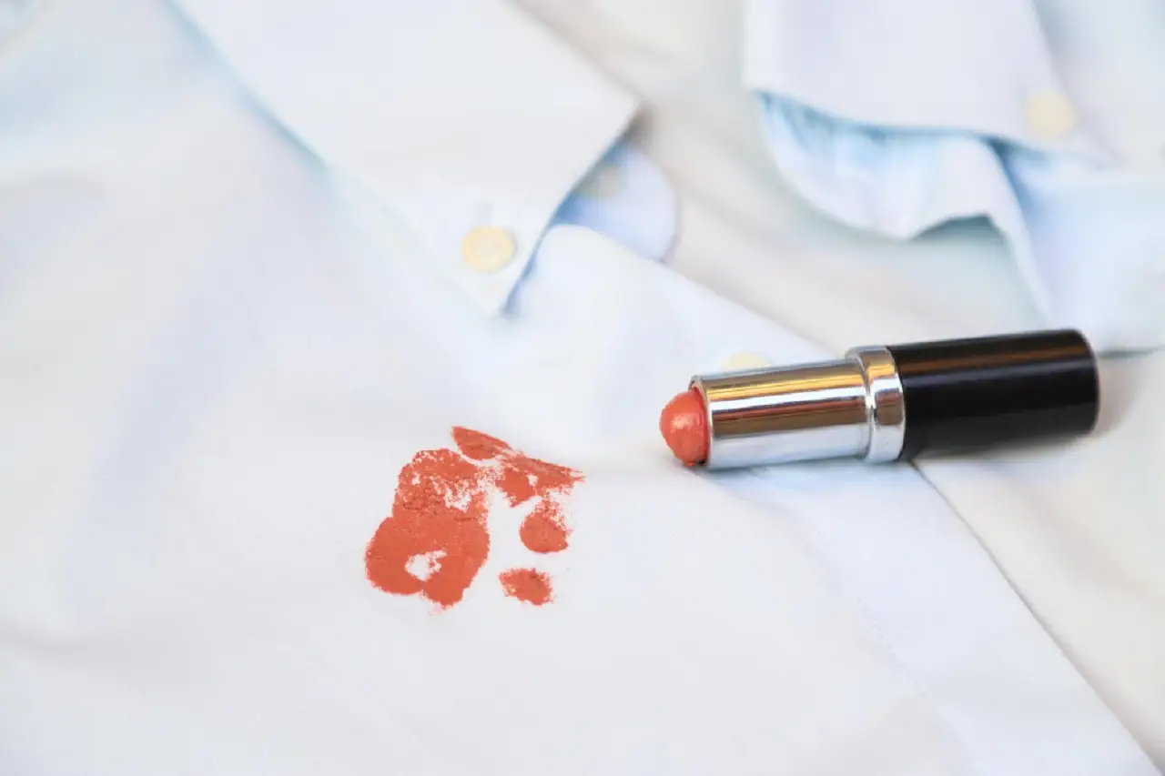 Come togliere le macchie di rossetto dai vestiti
